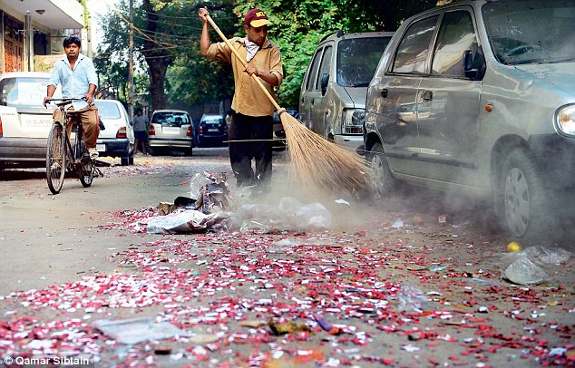 Above ... 341 ton garbage was lifted in Diwali, most of the trash lakshmi pujannadi | अबब... दिवाळीत उचलला ३४१ टन कचरा, सर्वाधिक कचरा लक्ष्मीपूजनादिवशी