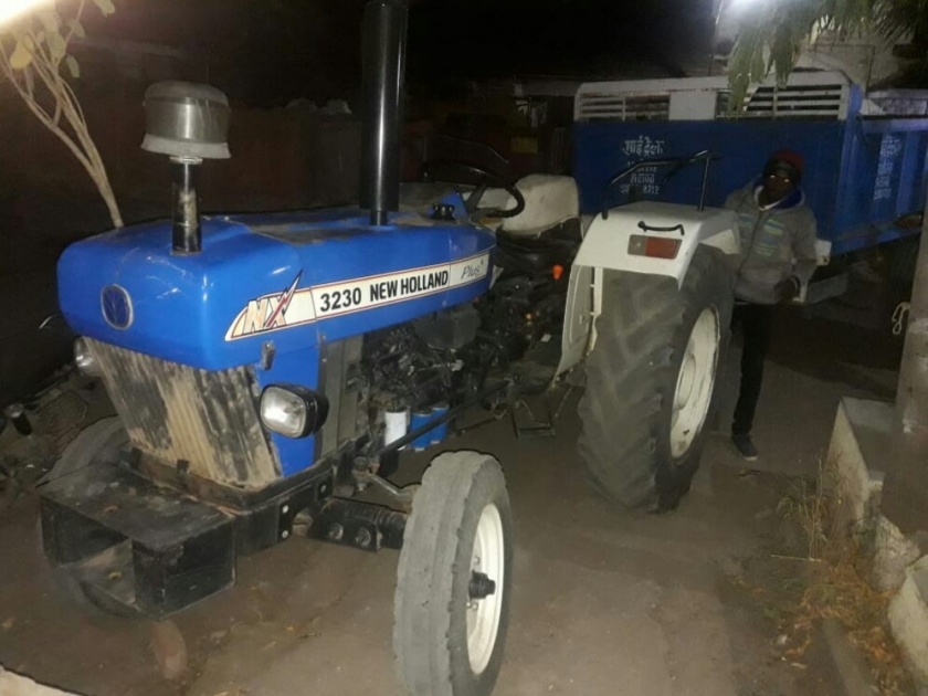 Sand tractor placed on the tahsildar's team | तहसीलदारांच्या पथकावर घातला वाळूचा ट्रॅक्टर