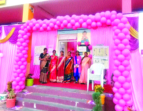 Thick pink polling station in Koregaon | कोरेगाव येथे चक्क गुलाबी मतदान केंद्र
