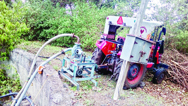 Use of tractor engine to give water to the water | आल्याला पाणी देण्यासाठी ट्रॅक्टर इंजिनचा वापर