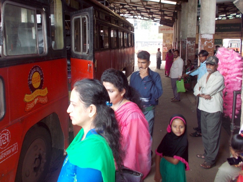 Four days after the Sawantwadi bus station, the passengers started fluttering | तब्बल चार दिवसांनी सावंतवाडी बसस्थानक प्रवाशांनी गजबजले