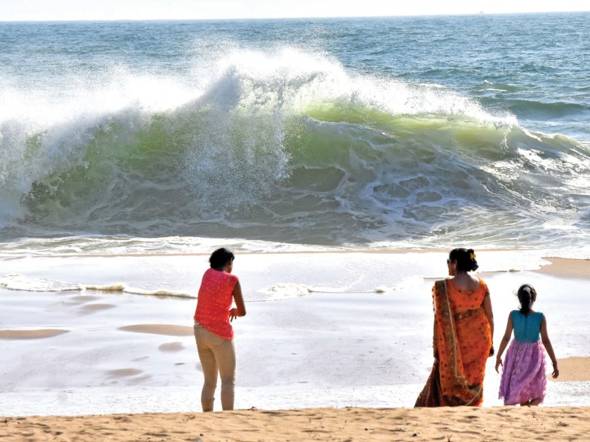 Windstorm, swirling off in Devgad Sea: Big waves on the coast | देवगड समुद्रात वादळसदृश स्थिती, मच्छिमारी बंद : किनारपट्टीवर महाकाय लाटा