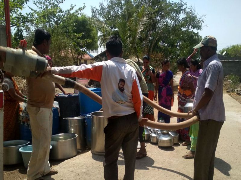 The thirst for the village is spreading over two months | स्वखर्चातून दोन महिन्यांपासून भागावताहेत गावाची तहान