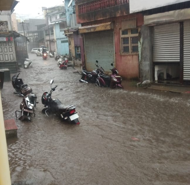 The Vani area was hit by rain | वणी परिसराला पावसाने झोडपले