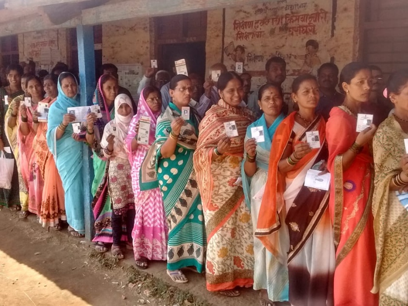 Kolhapur, Hatkanangle, 11 per cent, 25 per cent voting, EVM closure complaints | कोल्हापूर, हातकणंगलेमध्ये ११ पर्यंत २५ टक्के मतदान, ईव्हीएम बंद पडल्याच्या तक्रारी
