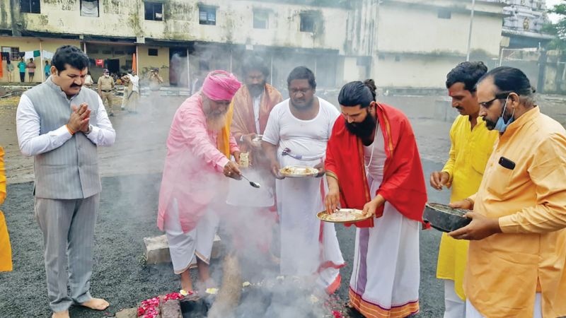 Celebrate Gurupournima in a simple manner at Pohardevi | पोहरादेवी येथे साध्या पध्दतीने गुरुपौर्णिमा उत्सव साजरा 