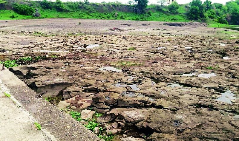 Bore-Dham riverbed dry; Water question serious during recession | बोर-धाम नदीपात्र कोरडे; भरपावसाळ्यात पाणीप्रश्न गंभीर