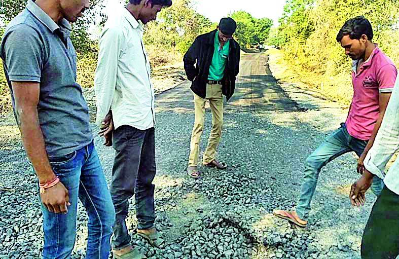 The work of Koli-Dhivri road is inconvenient | कोल्ही-ढिवरी रस्त्याचे काम निकृष्ट