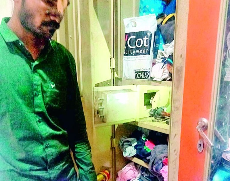 Jewelry with cash stolen by thief wearing PPE kit | पीपीई किट घालून आलेल्या चोरट्याने पळविले रोखसह दागिने