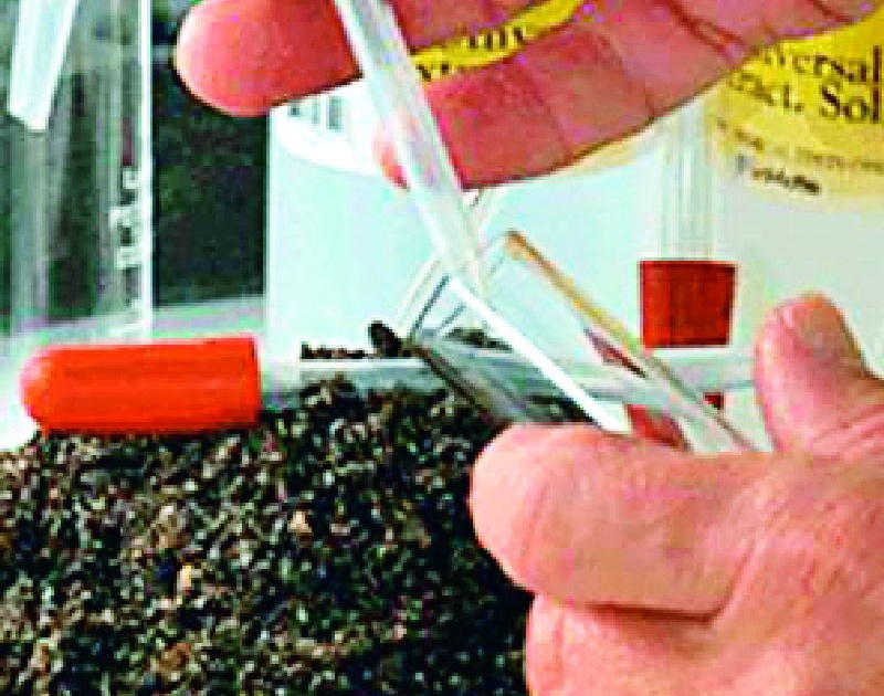 Control of aristocracy on soil mini lab | मृदा मिनी लॅबवर धनदांडग्यांचा ताबा