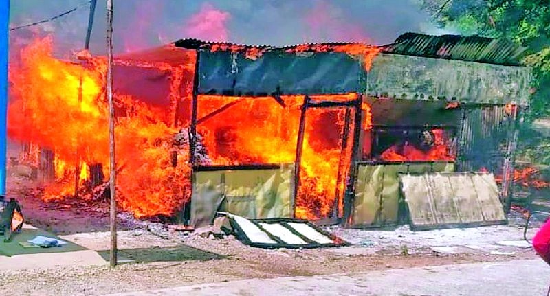 Terrible fire in the Pushpakunj | पुष्पकुंजमध्ये भीषण आग