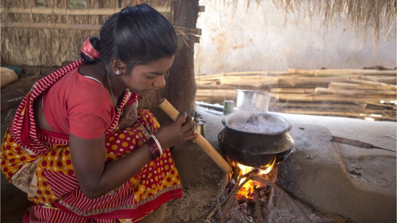 Cylinder inflation; The cooking of the poor is on the stove again | सिलिंडर भाववाढ; गरिबांचा स्वयंपाक पुन्हा चुलीवर