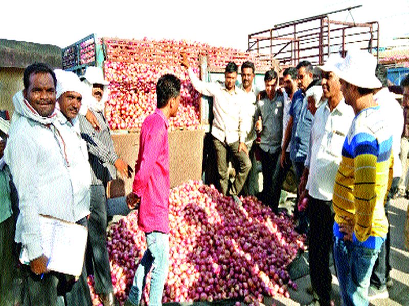 Deola Agricultural Produce Market Committee: Cash on sale of onion by cash | देवळा कृषी उत्पन्न बाजार समिती : कांदा विक्रीचे पैसे रोखीने