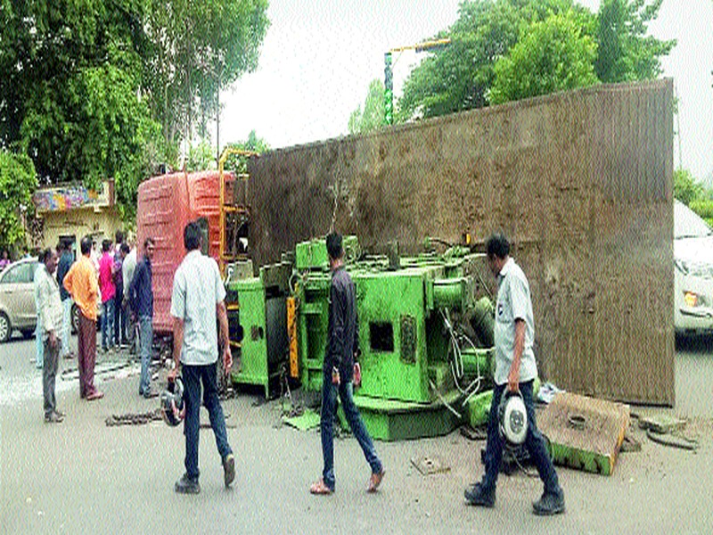 Parea on Nashik-Trimbakeshwar road reversed the container | नाशिक-त्र्यंबकेश्वर रस्त्यावरील पपया नर्सरी चौकात कंटेनर उलटला