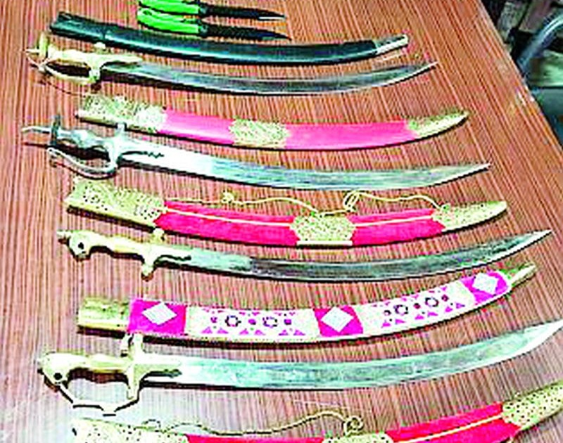 Weapons found in Anjangaon | अंजनगावात युवकाकडे सापडला शस्त्रांचा साठा