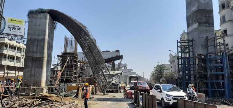 Iron pillar under construction of Nagpur Metro bends; No casualties | नागपुरात मेट्रोचा निर्माणाधीन लोखंडी पिलर झुकला; जिवीतहानी नाही