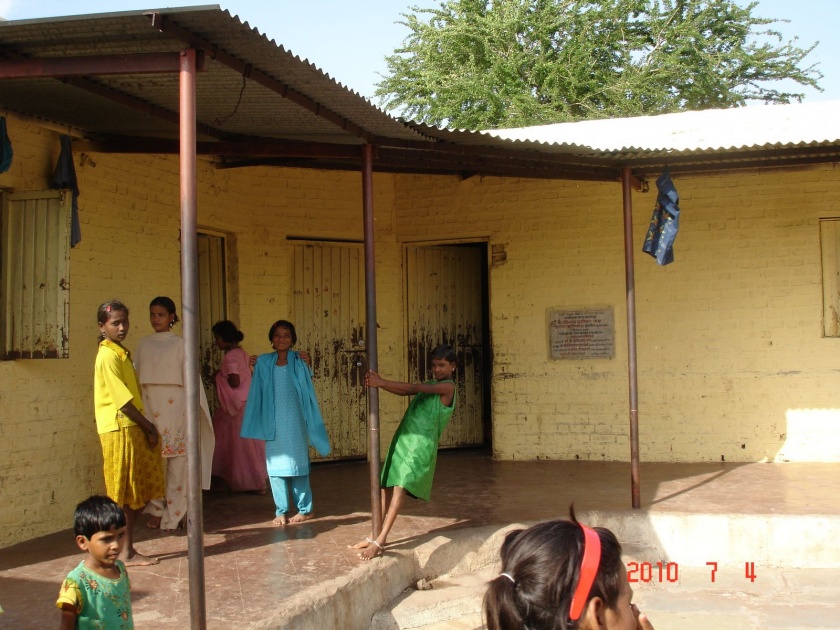 27 Ashram Shala facing problems in Amravati district | अमरावती जिल्ह्यातील २७ आश्रमशाळा वाºयावर