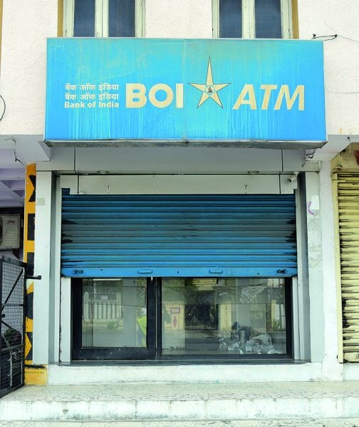 Most of the ATMs in Nagpur are empty; Inconvenience to the citizens | नागपुरातील बहुतांश एटीएममध्ये खडखडाट; नागरिकांची गैरसोय
