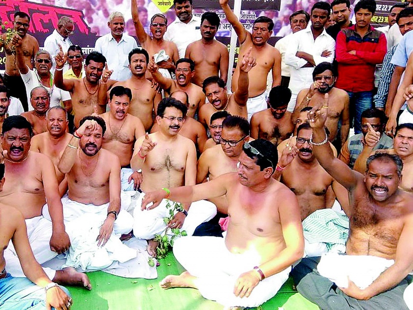 Half naked agitation by farmers in Yavatmal | यवतमाळात ‘चक्रीधरणे’त शेतकऱ्यांनी केले अर्धनग्न आंदोलन