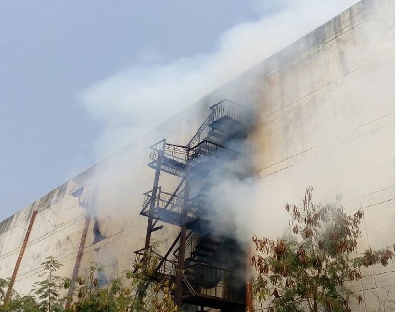 Fire broke out in a warehouse in Kalamna Market in Nagpur | नागपुरातील कळमना मार्केटमधील धान्याच्या गोदामाला लागली भीषण आग
