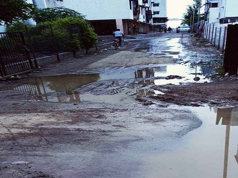 Cidkot drainage water on the road | सिडकोत ड्रेनेजचे पाणी रस्त्यावर