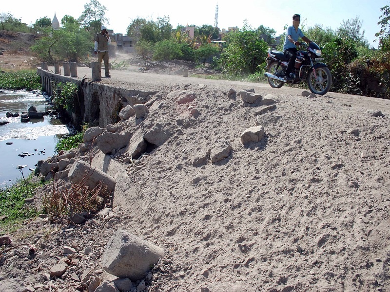 Khullan bridge becomes dangerous | खामनदीवरील पूल बनला धोकादायक