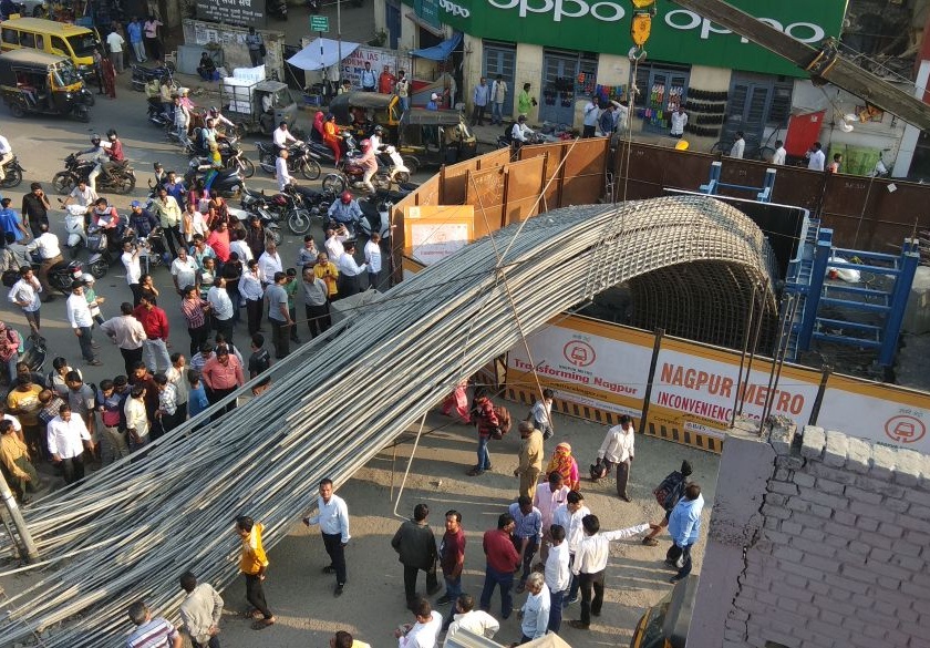 Shocking Metro collapsed in Nagpur | धक्कादायक ! नागपुरात मेट्रोचा पिलर कोसळला
