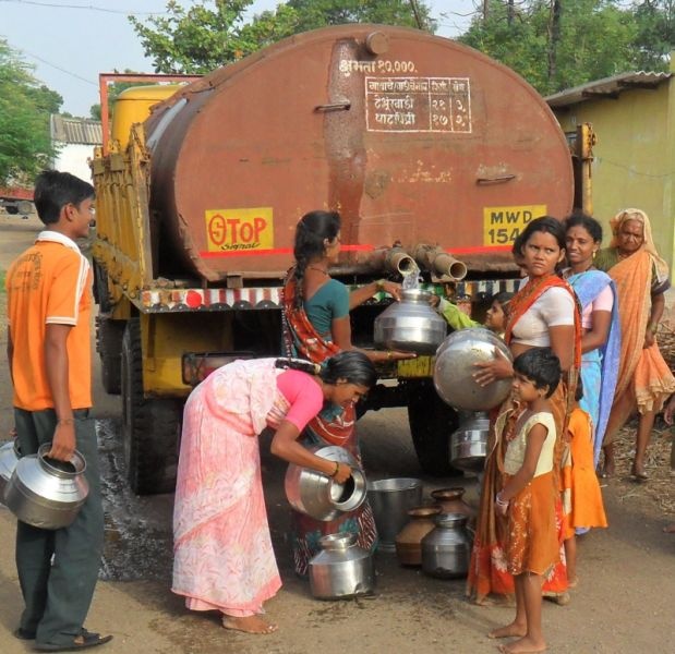 Nagpur: Though the municipality claims no water shortage, 2,400 rounds of tanker per day | नागपूर: पाणीटंचाई नसल्याचा मनपाचा दावा मात्र दररोज टँकरच्या २,४०० फेऱ्या