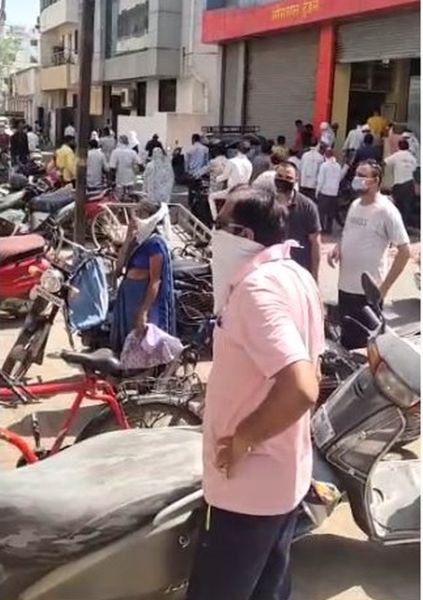 Crowds erupted in the Yavatmal market due to the three-day closure | तीन दिवस बंदमुळे यवतमाळच्या बाजारपेठेत उसळली गर्दी