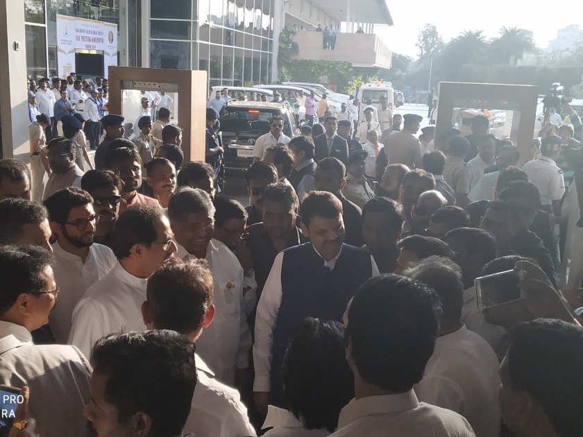 Lok Sabha Election 2019 Chief Minister, Shiv Sena party chiefs welcome crowd | Lok Sabha Election 2019 : मुख्यमंत्री, शिवसेना पक्षप्रमुखांच्या स्वागताला गर्दी