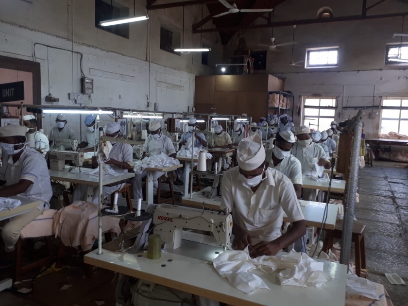 corona virus - Ten thousand masks made by inmates at a detention facility | corona virus -कळंबा कारागृहात कैद्यांनी बनविले दहा हजार मास्क