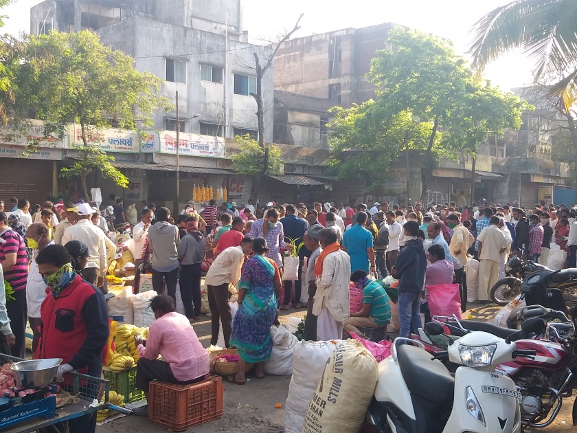 Lakshmipuri crowds shrink, police headaches rise: Vegetables, grains buys | corona virus - लक्ष्मीपुरीतील गर्दी हटता हटेना, पोलिसांची डोकेदुखी वाढली : भाजीपाला, धान्य खरेदी जोरात
