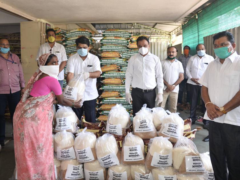 Fifteen thousand needy get relief: MLA Jadhav provided essential assistance kits | पंधरा हजार गरजूंना मिळाला दिलासा : आमदार जाधव यांनी दिले जीवनावश्यक मदतीचे किट