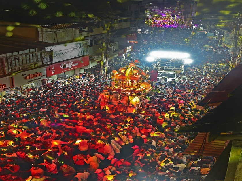 Shri Ambabai Rathotsav ceremony was held in the crowd of devotees in kolhapur | कोल्हापुरातील अंबाबाईच्या रथोत्सवात भाविक तल्लीन; गुजरी, महाद्वाररोडवर रांगोळी, फुलांचा वर्षाव- video