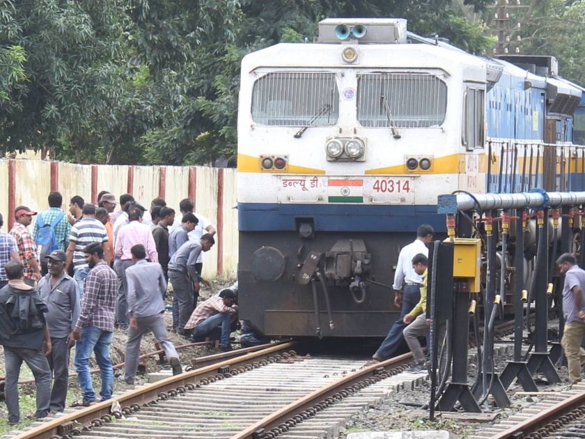 Kolhapur: Another engine added to Haripriya Express, the slowest train engine in the station | कोल्हापूर : स्थानकातच घसरले रेल्वे इंजिन, ‘हरिप्रिया एक्सप्रेस’ला जोडले दुसरे इंजिन