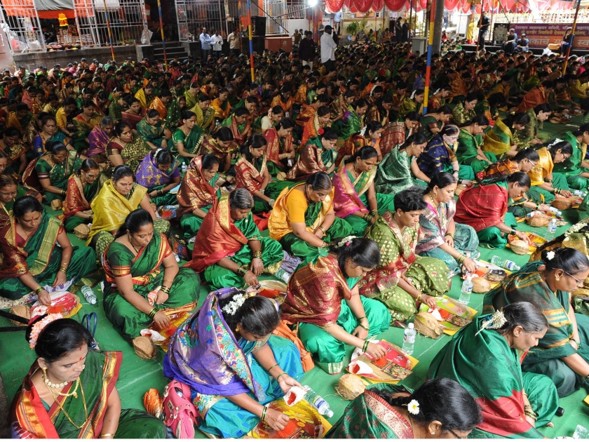 In the Ambabai Temple, 'Kukkamarchan' enthusiasm; More than 750 women devotees participate | अंबाबाई मंदिरात ‘कुंकुमार्चन ’ उत्साहात; ७५० हून अधिक महिला भाविकांचा सहभाग