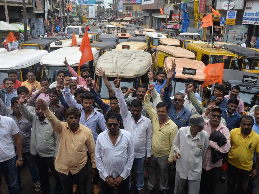 Kolhapur: Succession of Rickshaw drivers for Shivaji Chowk for Maratha reservation | कोल्हापूर : मराठा आरक्षणासाठी शिवाजी चौकात रिक्षाचालकांचा ठिय्या