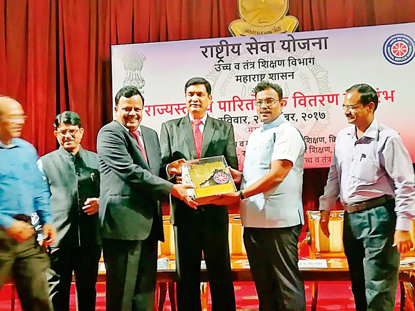 Nagpur University 'Best' award for 'NSS' | ‘एनएसएस’ पुरस्कारांत नागपूर विद्यापीठ ‘बेस्ट’