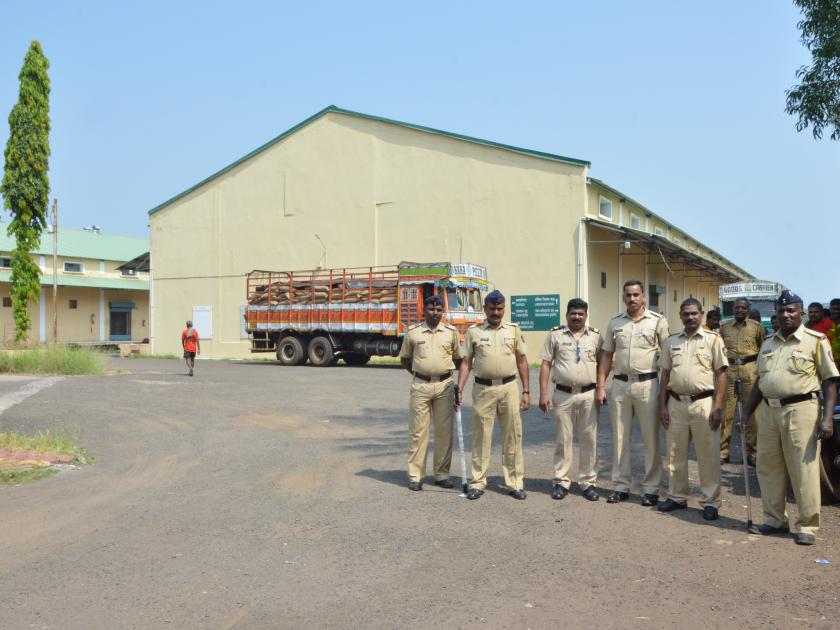 Ratnagiri: The police constable started the transport of grains in talukas | रत्नागिरी : पोलीस बंदोबस्तात तालुक्यांमध्ये धान्य वाहतूक सुरू