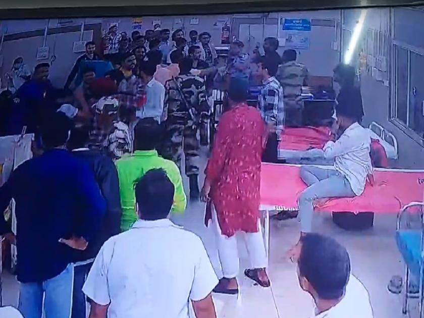 A resident lady doctor was hit in the head by a rod, in ghati hospital | घाटी रुग्णालयात दोन गटांत हाणामारी, निवासी महिला डॉक्टराच्या डोक्यात लागला रॉड!