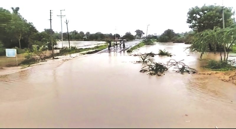 Rivers, streams overflow: Many villages in Murtijapur, Telhara, Akot taluka lost contact | नदी, नाले ओव्हरफ्लो: मूर्तिजापूर, तेल्हारा, अकोट तालुक्यात अनेक गावांचा संपर्क तुटला