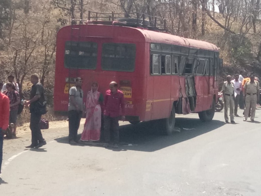 Bus and truck coliaded, two serious | पातूर घाटात ट्रेलरची बसला धडक, दोन गंभीर