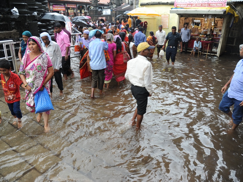 Heavy rain again overcame Kolhapur | मुसळधार पावसाने पुन्हा कोल्हापूरला झोडपले
