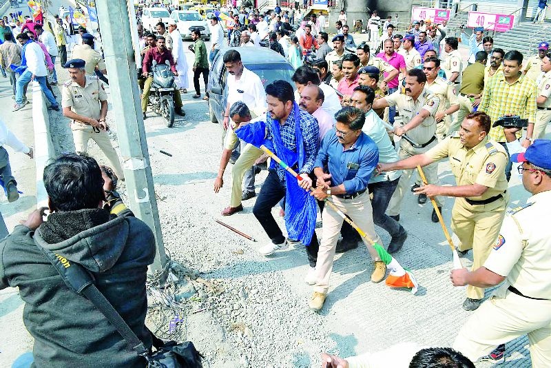 Sticks charged on protesters in Amravati | अमरावतीत आंदोलकांवर लाठीचार्ज