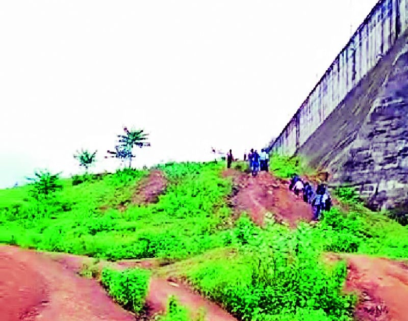 Direct climb to the dam wall | धरणाच्या भिंतीवर थेट चढाई