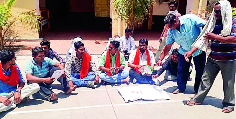 Shivsena's 'begging demand' movement against inflation | महागाईविरोधात शिवसेनेचे ‘भीख मांगो’ आंदोलन