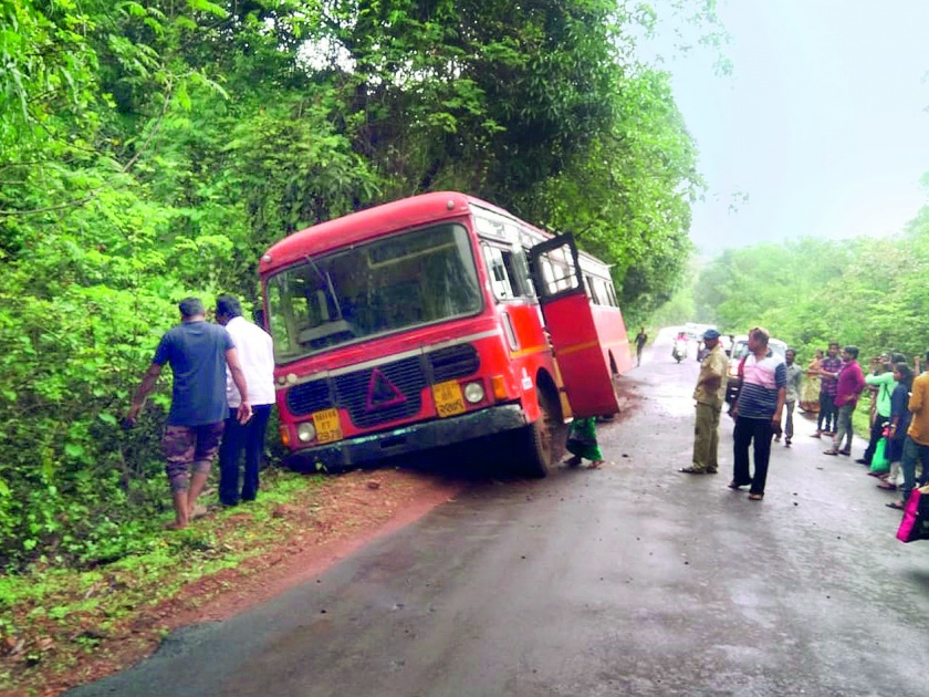 Deorukh-Ratnagiri was hit by bus gutters | देवरूख-रत्नागिरी बस गटारात कलंडली