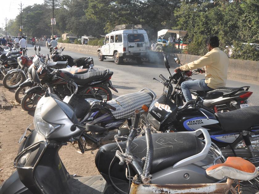 Disrupted traffic in Beed | बीडमध्ये रस्ते बनले वाहनतळ; विस्कळीत वाहतुकीने अपघातास निमंत्रण
