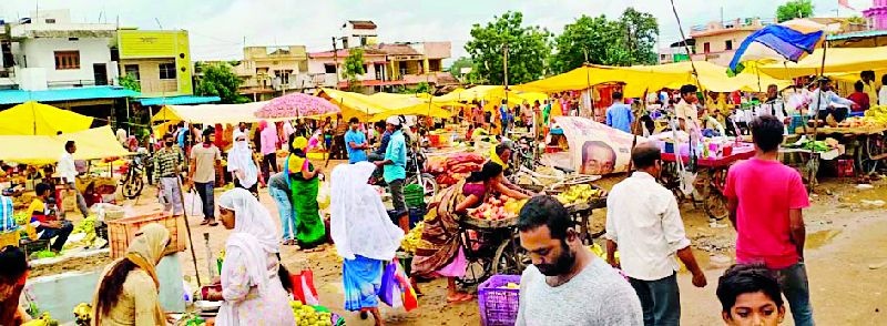 As soon as the weekly market started at Varathi, the crowd erupted | वरठी येथे आठवडी बाजाराला प्रारंभ होताच उसळली गर्दी