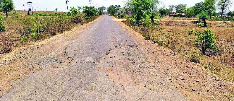 Bad condition of Khadki to Dhiwarwada road throughout the year | वर्षभरातच खडकी ते ढिवरवाडा रस्त्याची दुरवस्था